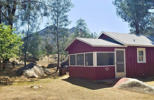 Lake Isabella Cabin | The Red Cabin - A Cozy Getaway Only 5 Min to Lake & 20 Min to River
