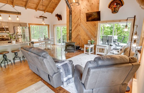 Warfordsburg Cabin | The Red Cabin ~ Secluded Getaway ~ Fire Pit ~ HOT TUB