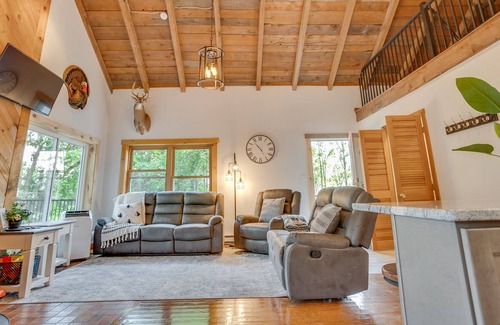 Warfordsburg Cabin | The Red Cabin ~ Secluded Getaway ~ Fire Pit ~ HOT TUB