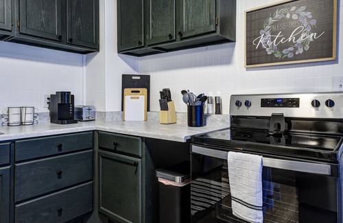 Kingsport House | The Red Door Cottage is minutes to downtown. Pet Friendly!