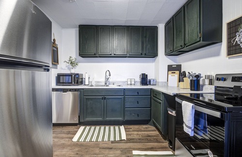 Kingsport House | The Red Door Cottage is minutes to downtown. Pet Friendly!