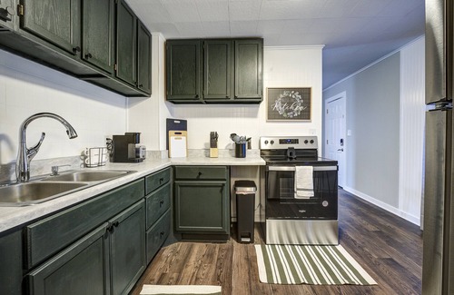 Kingsport House | The Red Door Cottage is minutes to downtown. Pet Friendly!