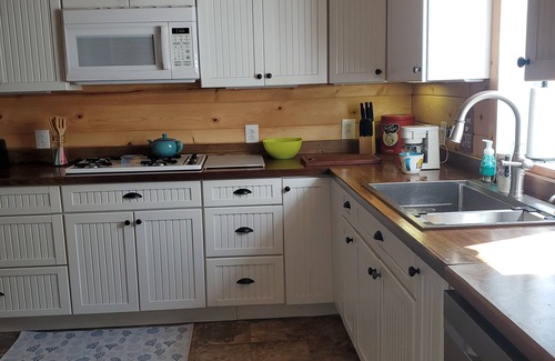 Ashtabula House | The Red Door Getaway- 4 Bedrooms Private Beach