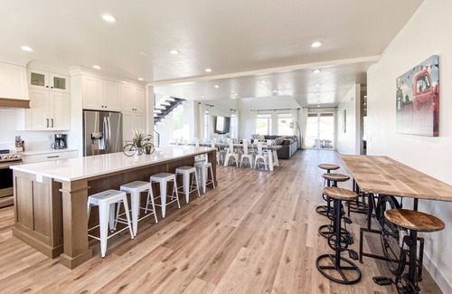 Garden City House | The Red Farmhouse- Hot tub and Swings! Sleeps 37