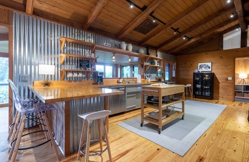 Highlands House | The Red House: Panoramic Views and Walk to Town