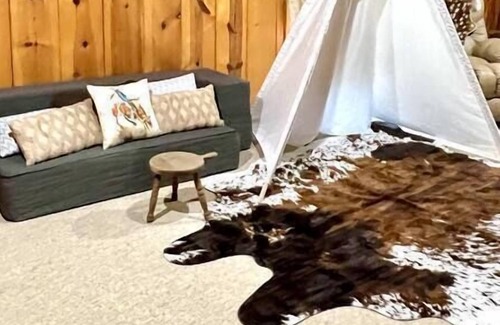 Center Point House | The Red Rooster Lodge