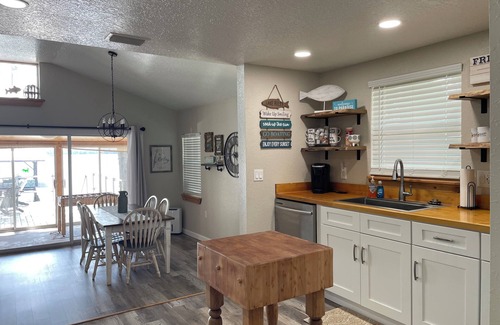 Fruitland House | The Reeling Inn on the River with Private Dock and Deck