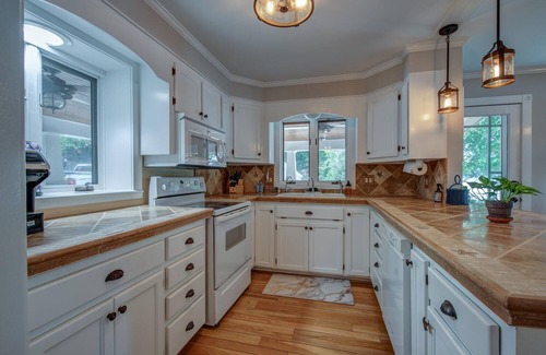 Belmont House | The Regatta-Waterfront Gem with Breathtaking Views & Guest House