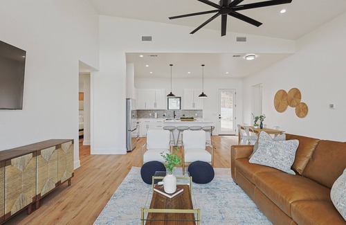 Graford House | The Retreat 5: All Decked Out