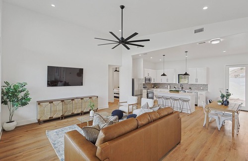 Graford House | The Retreat 5: All Decked Out