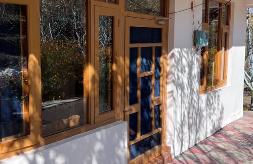 Manali Cottage | The Retreat - cozy cottage nestled in apple orchard with gorgeous mountain views