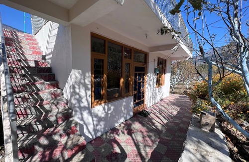 Manali Cottage | The Retreat - cozy cottage nestled in apple orchard with gorgeous mountain views