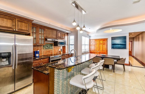 Chinatown Apartment | The Retreat in the city w/ deck