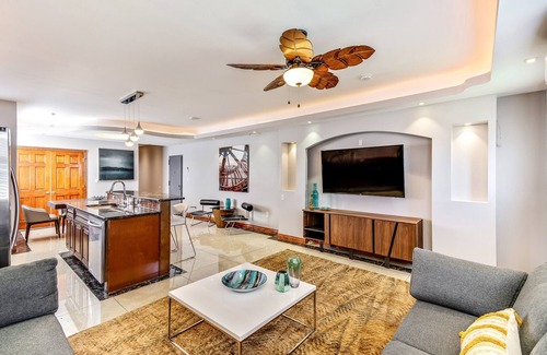 Chinatown Apartment | The Retreat in the city w/ deck