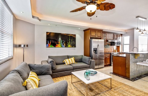 Chinatown Apartment | The Retreat in the city w/ deck