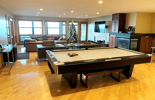 Racine House | The Retreat on Lake Michigan Spectacular 6 bd/4bth 4000 sqft