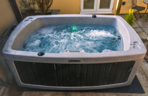 Raymonds Hill House | The Retreat, own hot tub, romantic escape, near Lyme Regis
