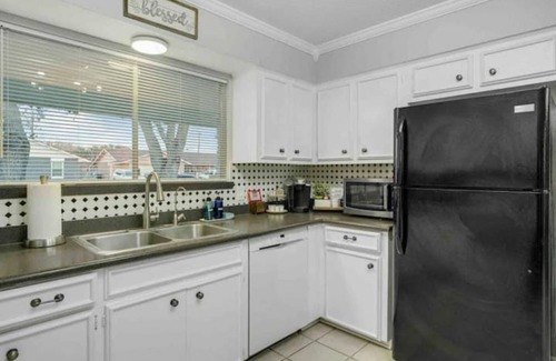 South Side House | The Retreat-Spacious King Beds-Garage Parking-7 Beds-Cornhole Games