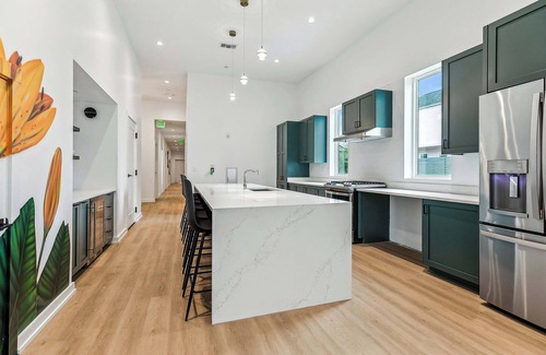 Faubourg Lafayette Apartment | The Revelry | Urban Oasis | 6 Bd 4 ba+Pool near FQ
