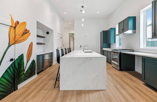 Faubourg Lafayette Apartment | The Revelry | Urban Oasis | 6 Bd 4 ba+Pool near FQ
