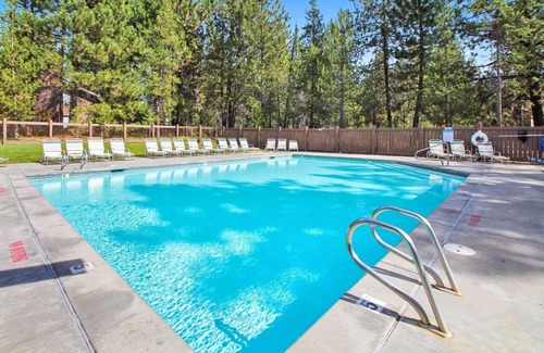 Sunriver Condo | The Ridge at Sunriver - Condo #14 - Access provided to onsite seasonal swimming pool & tennis facilities, year-round hot tub plus 4 bikes