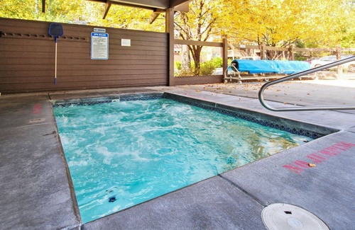Sunriver Condo | The Ridge at Sunriver - Condo #14 - Access provided to onsite seasonal swimming pool & tennis facilities, year-round hot tub plus 4 bikes