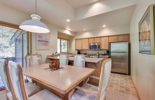 Sunriver Condo | The Ridge at Sunriver - Condo #20 - Access provided to onsite seasonal swimming pool & tennis facilities, year-round hot tub plus 4 bikes