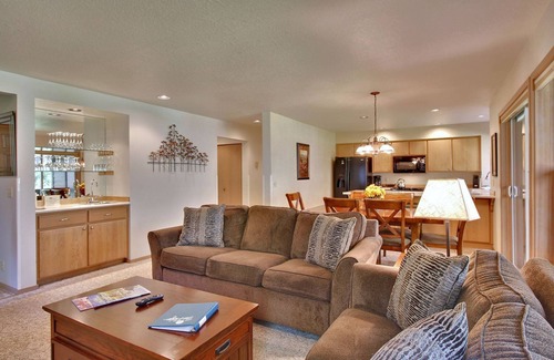 Sunriver Condo | The Ridge at Sunriver - Condo #29 - Access provided to onsite seasonal swimming pool & tennis facilities, year-round hot tub plus 4 bikes