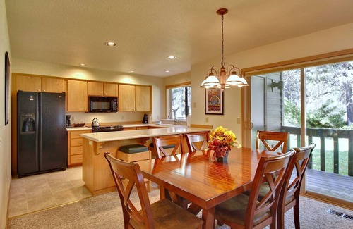 Sunriver Condo | The Ridge at Sunriver - Condo #29 - Access provided to onsite seasonal swimming pool & tennis facilities, year-round hot tub plus 4 bikes