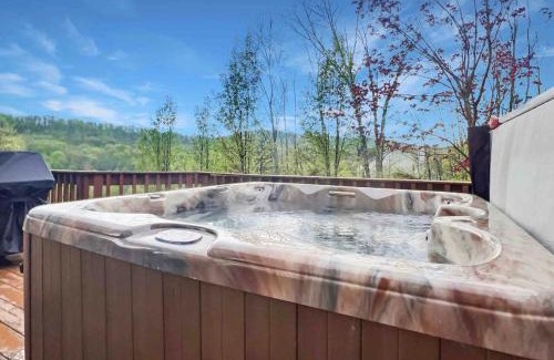 Great Valley Ski Chalet | The Ridge Chalet in Ellicottville Hot Tub & Sauna