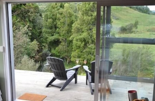 Te Anga House | The Rimu Hut: Luxury riverside and off-grid