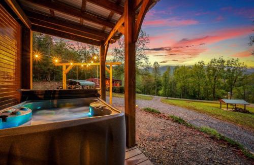 Hayesville Apartment | The Ritz Carlton of Tiny Cabins with Hot Tub