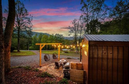 Hayesville Apartment | The Ritz Carlton of Tiny Cabins with Hot Tub