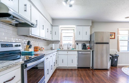 Decatur House | The River City Comfort House: Great for Work & Fun