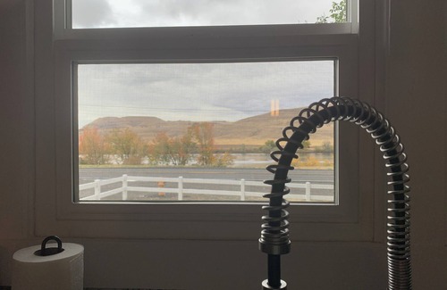 Asotin County Cottage | The River Shanty! Vintage Vibe! Expansive river view. Minutes from Town! Clean!
