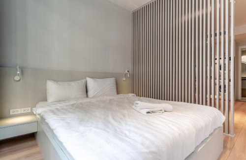Ben Nghe Apartment | The Rixx Lancaster Apartment @ D1/Netflix/bathtub