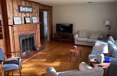 Reedville House | The Rock cottage is on the water in the heart of Reedville with a boat dock