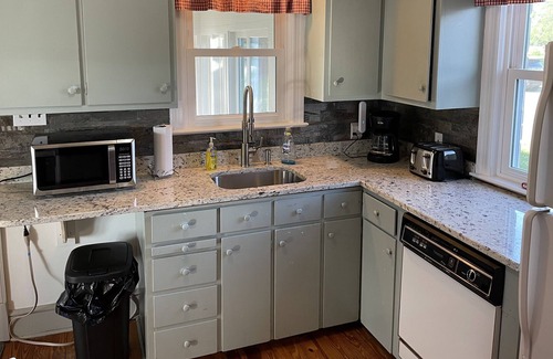 Reedville House | The Rock cottage is on the water in the heart of Reedville with a boat dock