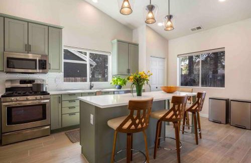 Ponderosa Trails House | The Rock Trail House+Renovated+Modern+Fireplace+EV+Nice Yard