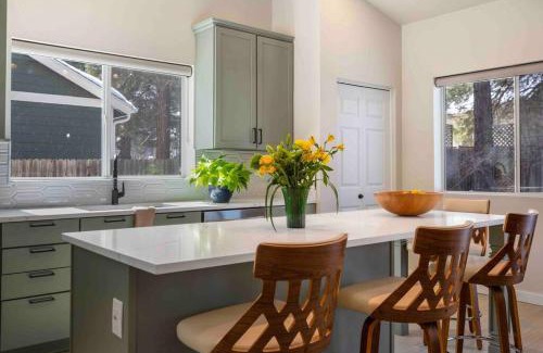 Ponderosa Trails House | The Rock Trail House+Renovated+Modern+Fireplace+EV+Nice Yard