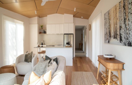 Bright Cabin | The Rocks - Olive Retreat - Nestled along the picturesque banks of the Ovens River, this modern retreat offers a perfect weekend escape for couples.