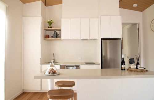 Bright Cabin | The Rocks - Olive Retreat - Nestled along the picturesque banks of the Ovens River, this modern retreat offers a perfect weekend escape for couples.