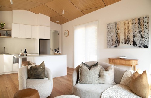 Bright Cabin | The Rocks - Olive Retreat - Nestled along the picturesque banks of the Ovens River, this modern retreat offers a perfect weekend escape for couples.