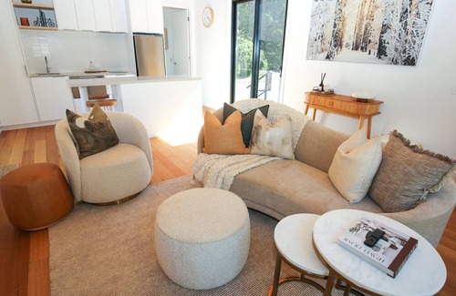 Bright Cabin | The Rocks - Olive Retreat