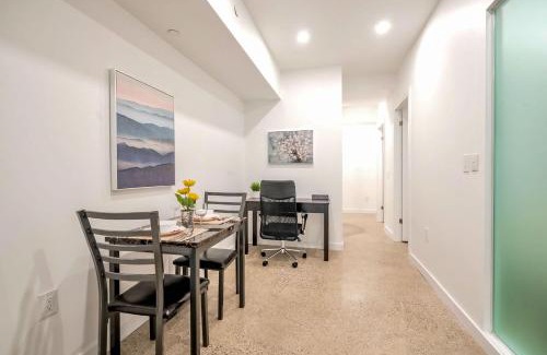 Downtown Toronto Hotel | The Roland Bright Suite 2BR Toronto Getaway near Downtown