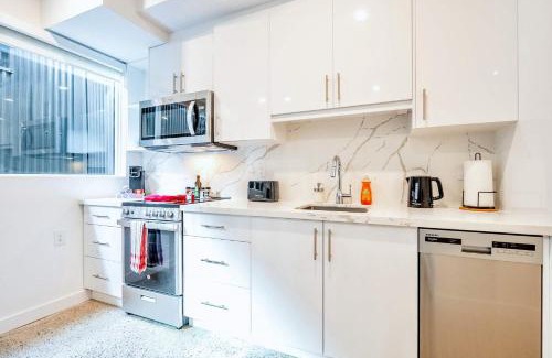 Downtown Toronto Hotel | The Roland Bright Suite 2BR Toronto Getaway near Downtown
