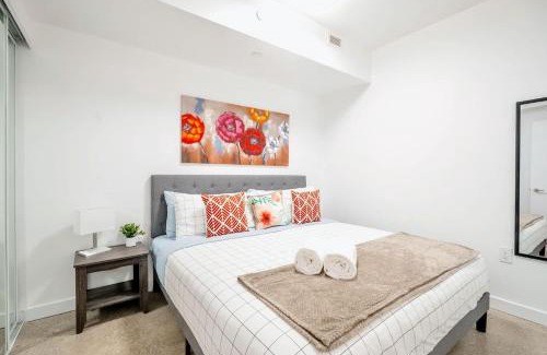 Downtown Toronto Hotel | The Roland Bright Suite 2BR Toronto Getaway near Downtown