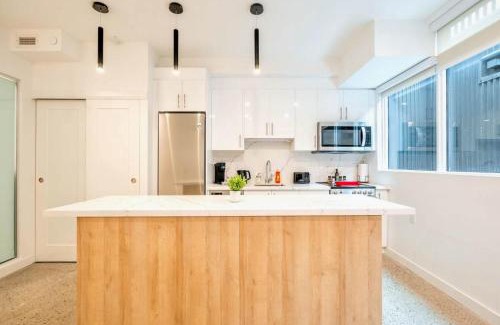 Downtown Toronto Hotel | The Roland Peaceful 2BR Suite Near Downtown Toronto