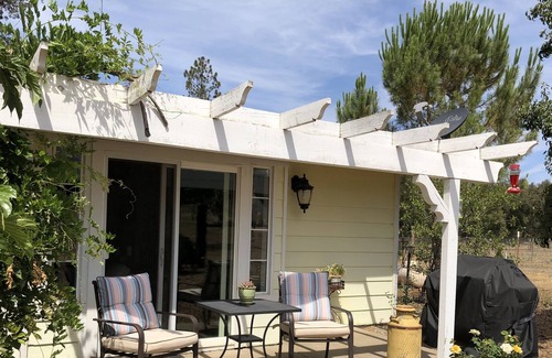 Julian Cottage | "The Romantic Mountain Getaway" - Includes Breakfast! Our own Farm Fresh Eggs!