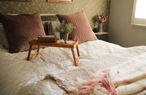 North Tamborine House | The Romantic Pink English Cottage at Tamborine Mountain